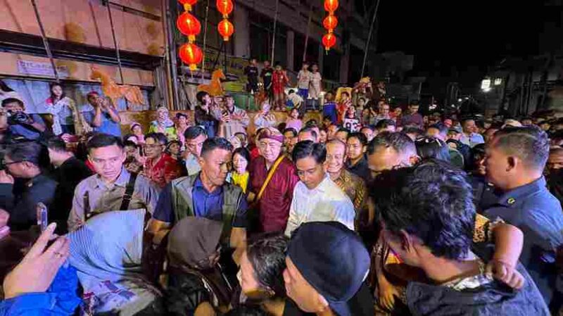 Wakil Presiden Gibran Rakabuming Raka mengunjungi Pasar Imlek Semawis di Kota Semarang, Jawa Tengah, pada Sabtu, 14 Februari 2026,