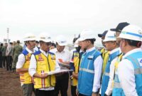 Wakil Presiden Gibran Rakabuming Raka meninjau progres pembangunan Jalan Tol Semarang–Demak Seksi I di Kota Semarang, Jawa Tengah, pada Minggu, 15 Februari 2026.