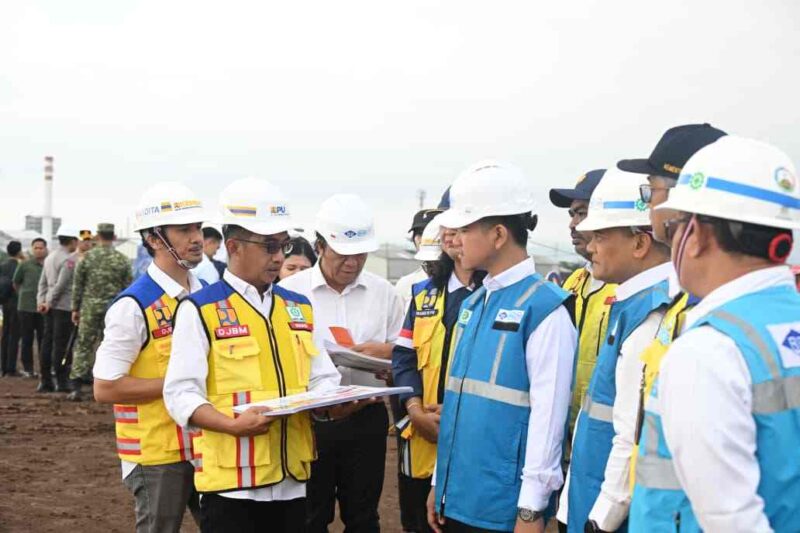 Wakil Presiden Gibran Rakabuming Raka meninjau progres pembangunan Jalan Tol Semarang–Demak Seksi I di Kota Semarang, Jawa Tengah, pada Minggu, 15 Februari 2026.
