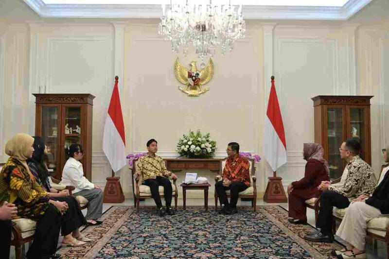Gibran Rakabuming Raka saat menerima audiensi ASEAN Foundation di Istana Wakil Presiden, Jakarta, Rabu (25/2/2026).