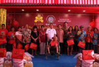 Yayasan Bhakti Kesejahteraan Sosial (YBKS) menyalurkan bantuan sosial kepada warga Tionghoa kurang mampu di Jalan Cokroaminoto, Kelurahan Baru, Kecamatan Siantar Utara, Rabu, 4 Februari 2026. Kegiatan ini dihadiri Wali Kota Pematangsiantar, Wesly Silalahi, S.H., M.Kn., didampingi Ketua TP PKK Kota Pematangsiantar, Ny. Liswati Wesly Silalahi.