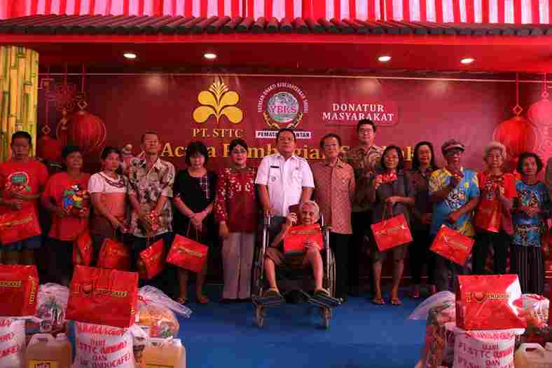 Yayasan Bhakti Kesejahteraan Sosial (YBKS) menyalurkan bantuan sosial kepada warga Tionghoa kurang mampu di Jalan Cokroaminoto, Kelurahan Baru, Kecamatan Siantar Utara, Rabu, 4 Februari 2026. Kegiatan ini dihadiri Wali Kota Pematangsiantar, Wesly Silalahi, S.H., M.Kn., didampingi Ketua TP PKK Kota Pematangsiantar, Ny. Liswati Wesly Silalahi.