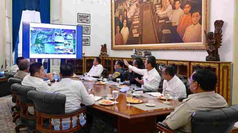 Presiden Prabowo Subianto memimpin rapat terbatas dengan sejumlah menteri Kabinet Merah Putih di Istana Merdeka, Jakarta, pada Kamis, 12 Februari 2026.