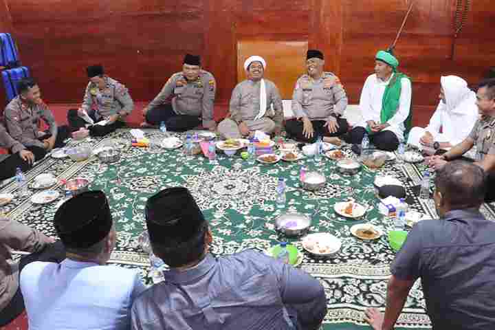 Kapolres Simalungun Ajun Komisaris Besar Polisi Marganda Aritonang, S.I.K., S.H., M.M., memimpin program Sapa Ramadan Door to Door di Pondok Pesulukan Serambi Babussalam, Nagori Jawa Tongah, Kecamatan Hatonduhan, Kabupaten Simalungun, pada Senin (23 Februari 2026)
