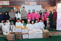 Kapolres Pakpak Bharat AKBP Muhammad Agustiawan bersama Bhayangkari menyalurkan sembako dan takjil ke Ponpes Baital Makmur