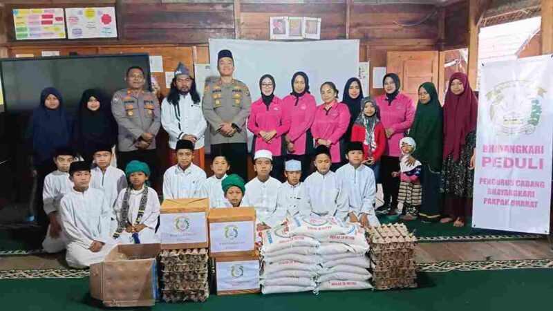 Kapolres Pakpak Bharat AKBP Muhammad Agustiawan bersama Bhayangkari menyalurkan sembako dan takjil ke Ponpes Baital Makmur