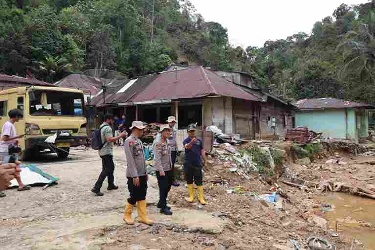 Kepala Kepolisian Resor Tapanuli Tengah, Ajun Komisaris Besar Polisi Muhammad Alan Haikel, S.K.M., S.I.K., M.I.K., meninjau langsung lokasi terdampak.