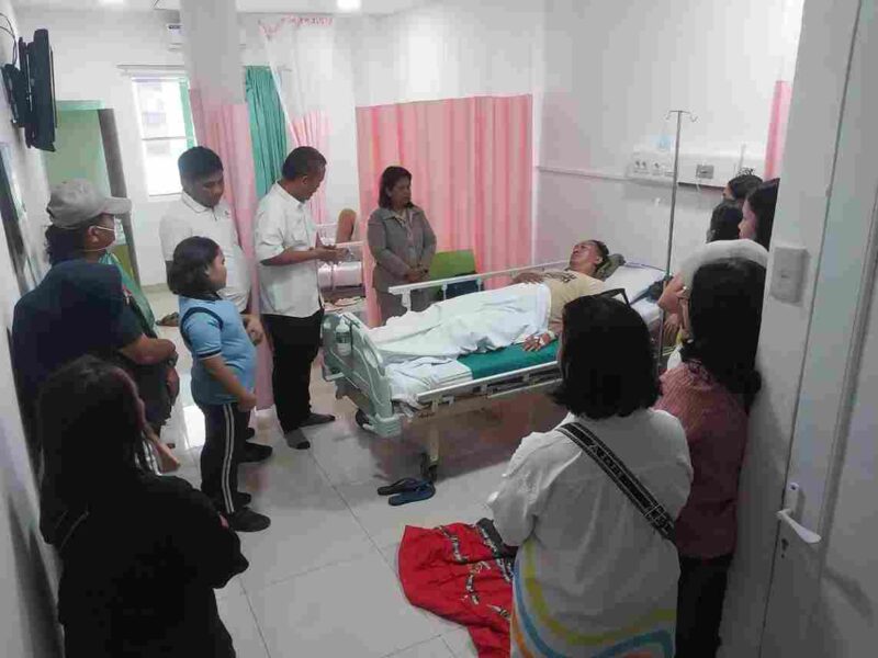 Kapolsek Bangun Ajun Komisaris Polisi Hengky B. Siahaan, S.H., M.H., menjenguk anggotanya, Aipda Indo R. Siahaan, yang tengah menjalani perawatan di Rumah Sakit Vita Insani, Pematangsiantar, pada Senin (23 Februari 2026) sore.