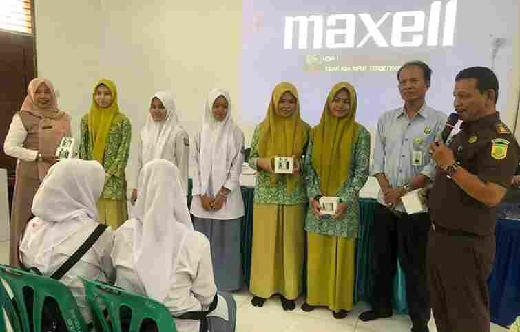 Program Jaksa Masuk Sekolah mengedukasi siswa SMA Negeri 1 Lhoknga tentang bahaya narkotika, perundungan, dan UU ITE sebagai upaya pencegahan pelanggaran hukum.