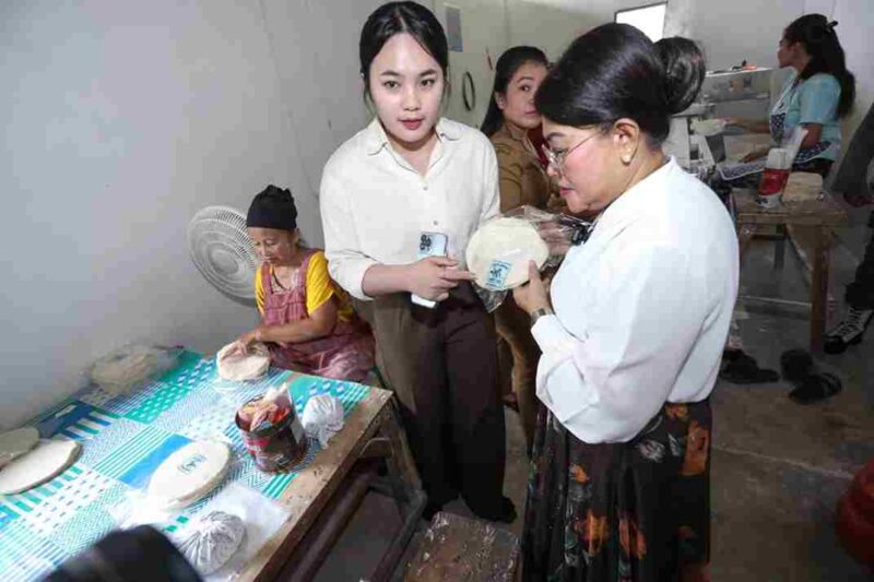Ketua Tim Penggerak Pemberdayaan dan Kesejahteraan Keluarga (TP PKK) sekaligus Ketua Dewan Kerajinan Nasional Daerah (Dekranasda) Kota Pematangsiantar, Ny. Liswati Wesly Silalahi, mengunjungi sejumlah Usaha Mikro, Kecil, dan Menengah (UMKM) di Kota Pematangsiantar, Selasa, 3 Februari 2026.