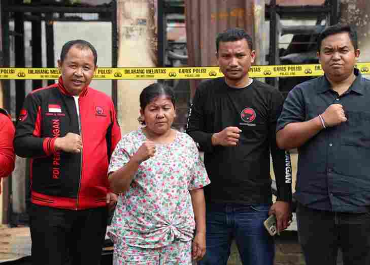 Ketua DPC PDI Perjuangan Kota Pematangsiantar, Timbul Marganda Lingga, bersama jajaran pengurus partai menyerahkan bantuan tali asih pada Kamis, 19 Februari 2026.