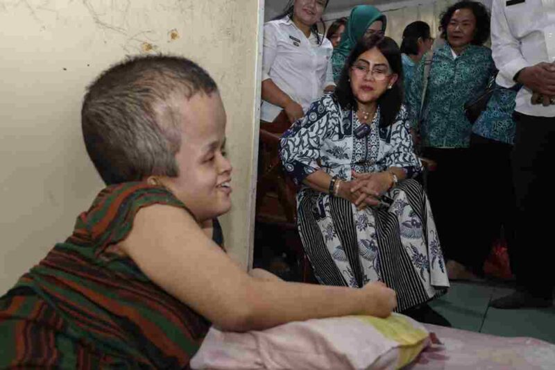 Ketua TP PKK Kota Pematangsiantar, Liswati Wesly Silalahi, mengunjungi Sukma Adhany, perempuan berusia 25 tahun penderita Hydrocephalus, di Kelurahan Kahean, Kecamatan Siantar Utara, Rabu, 25 Februari 2026.