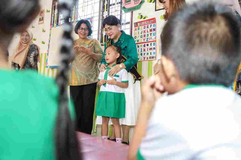 Ketua Tim Penggerak Pemberdayaan dan Kesejahteraan Keluarga (TP PKK) Kota Pematangsiantar sekaligus Ketua Penyelenggara Pendidikan Anak Usia Dini–Sanggar Anak Balita (PAUD SAB), Ny. Liswati Wesly Silalahi, memantau langsung kondisi dan proses belajar mengajar di lima PAUD SAB yang tersebar di sejumlah kecamatan. Senin, 2 Januari 2026.