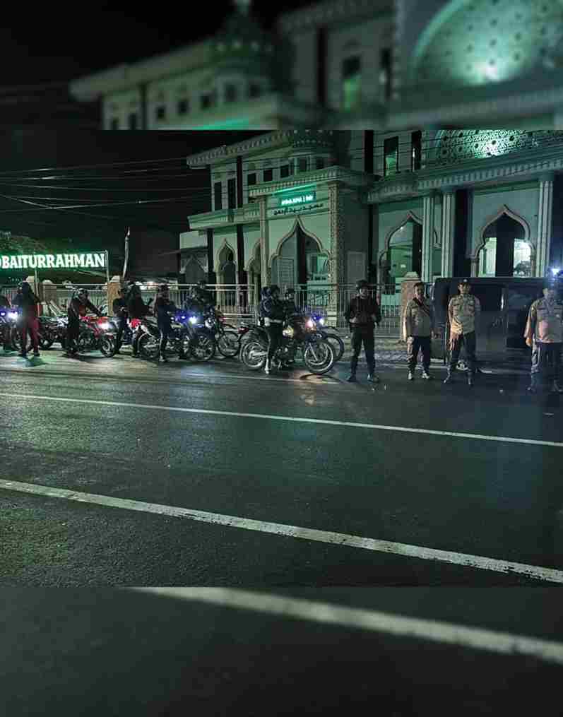 Personel Batalyon A Pelopor Satuan Brimob Polda Sumatera Utara melaksanakan Kegiatan Rutin yang Ditingkatkan (KRYD) skala besar di wilayah hukum Polrestabes Medan, khususnya di jajaran Polsek Medan Timur, pada Sabtu (14/2/2026).