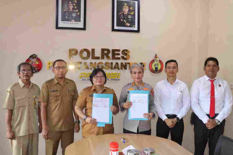 Penandatanganan Nota Kesepahaman antara Dinas Sosial Pemberdayaan Perempuan dan Perlindungan Anak (Dinsos P3A) dan Kepolisian Resor Pematangsiantar yang berlangsung di ruang kerja Kapolres Pematangsiantar, Jalan Sudirman, pada Selasa, 24 Februari 2026.