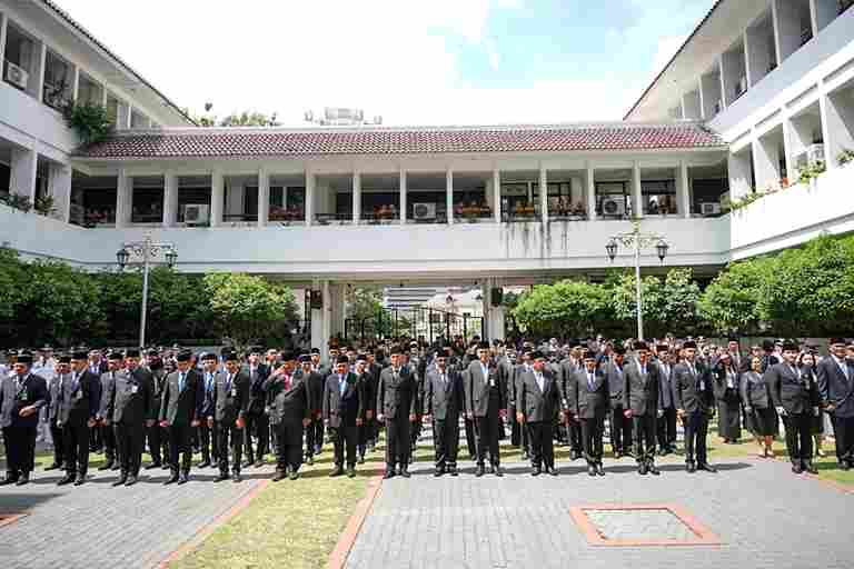 Pelantikan 213 pejabat administrator dan pengawas di Balai Kota Medan, Senin (23 Februari 2026).