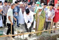 prosesi peletakan batu pertama yang dihadiri Bupati Simalungun Dr. H. Anton Achmad Saragih bersama Wakil Bupati Benny Gusman Sinaga, di Pondok Parsulukan Tuan Guru Batak Serambi Babussalam di Nagori Jawa Tongah, Kecamatan Hatonduhan, Kabupaten Simalungun, berlangsung hangat dan khidmat. Minggu, 1 Februari 2026,