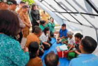 Ketua Tim Penggerak PKK Kota Pematangsiantar, Ny. Liswati Wesly Silalahi, menyerahkan bantuan kepada korban kebakaran, Tionald br. Samosir (80), di kediamannya di Jalan Bahkora II Bawah, Kampung Nainggolan, Kelurahan Sukaraja, Kecamatan Siantar Marihat, pada Selasa, 24 Februari 2026.