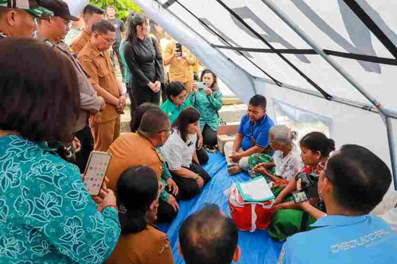 Ketua Tim Penggerak PKK Kota Pematangsiantar, Ny. Liswati Wesly Silalahi, menyerahkan bantuan kepada korban kebakaran, Tionald br. Samosir (80), di kediamannya di Jalan Bahkora II Bawah, Kampung Nainggolan, Kelurahan Sukaraja, Kecamatan Siantar Marihat, pada Selasa, 24 Februari 2026.