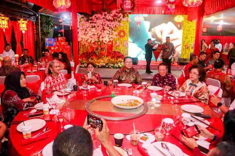 Wali Kota Pematangsiantar Wesly Silalahi menghadiri gala dinner Imlek 2577 Kongzili di kediaman pimpinan PT STTC. Perayaan diwarnai tradisi Yusheng