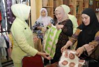 Saat melihat produk-produk unggulan daerah