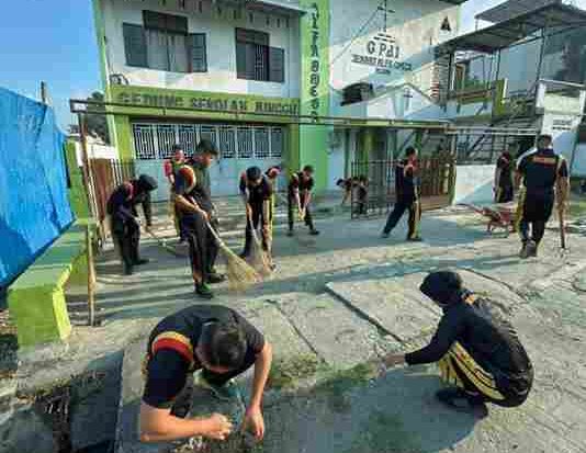 Personel Detasemen Gegana Satuan Brigade Mobil Kepolisian Daerah Sumatera Utara melaksanakan kerja bakti di Gedung Sekolah Minggu GPDI Alfa Omega, Kota Medan, pada Sabtu, 14 Februari 2026.