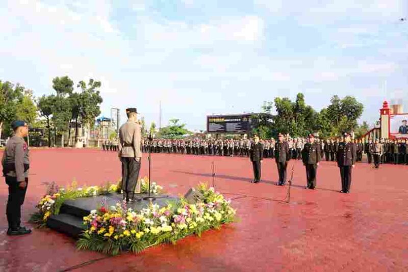Sebanyak 136 personel Polda Sumatera Utara menerima tanda kehormatan Satyalancana Kesetiaan dalam Upacara Hari Kesadaran Nasional yang digelar di Lapangan KS Tubun Polda Sumut, Medan, Rabu, 18 Februari 2026.