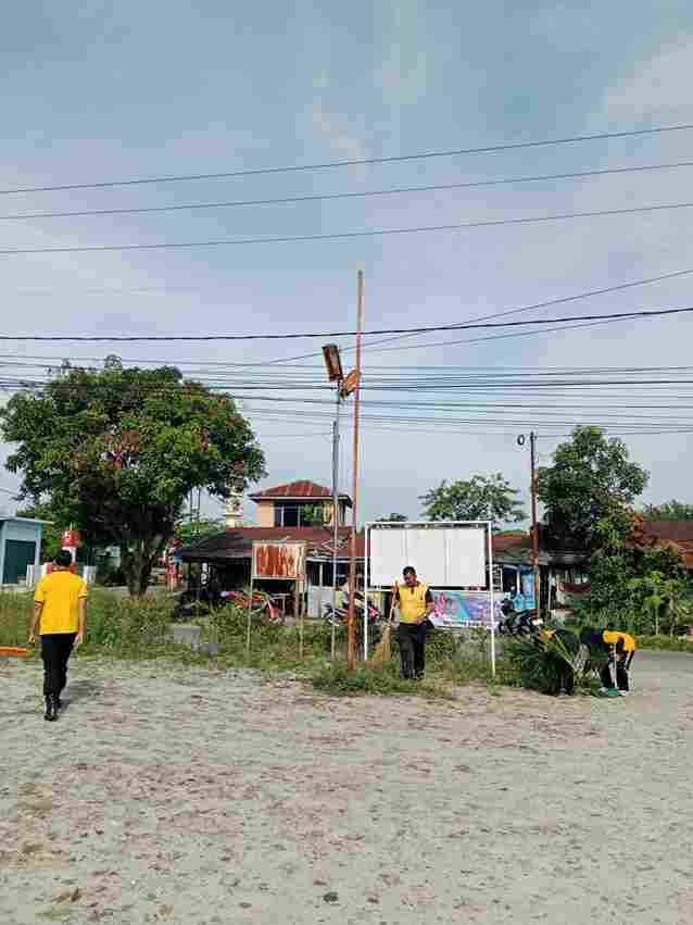 Kebersihan lingkungan oleh Personil Polsek Bangun.