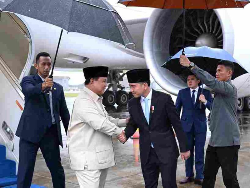 Wakil Presiden Gibran Rakabuming Raka menyambut langsung kedatangan Kepala Negara di Pangkalan TNI AU Halim Perdanakusuma.