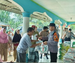 Bantuan pangan juga disalurkan kepada warga Desa Aek Ngadol