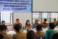 Staf Ahli Bidang Pemerintahan Pemerintah Kota Pematangsiantar, Dra. Happy Oikumenis Daely, saat Musyawarah Perencanaan Pembangunan (Musrenbang) Kecamatan Siantar Marimbun pada Selasa siang, 10 Februari 2026.