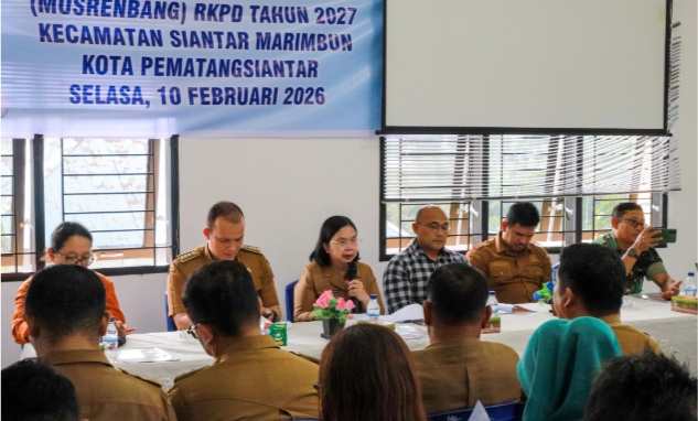 Staf Ahli Bidang Pemerintahan Pemerintah Kota Pematangsiantar, Dra. Happy Oikumenis Daely, saat Musyawarah Perencanaan Pembangunan (Musrenbang) Kecamatan Siantar Marimbun pada Selasa siang, 10 Februari 2026.
