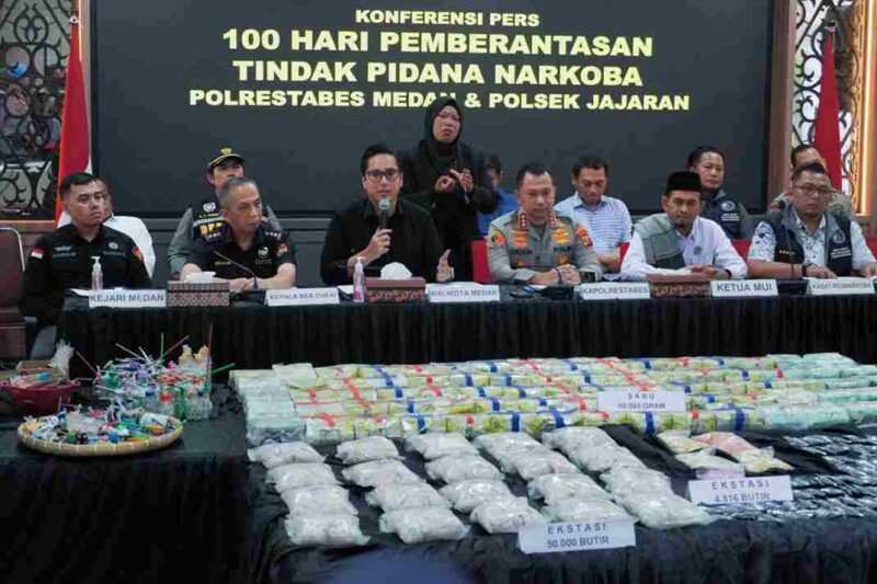 Wali Kota Medan Rico Waas ketika menghadiri Konferensi Pers 100 hari pemberantasan tindak pidana Narkoba Polrestabes Medan dan Polsek Jajaran di Mapolrestabes Medan, Jalan HM Said, Sabtu (21/2/26).