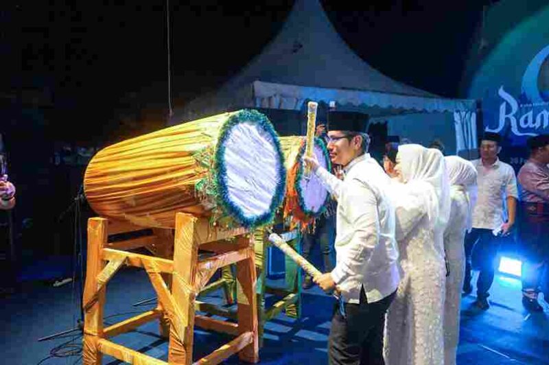 Tabuhan bedug oleh Wali Kota Medan, Rico Tri Putra Bayu Waas, menjadi penanda resmi dibukanya Ramadhan Fair XX di Taman Sri Deli, Kota Medan, Rabu (25/2/2026) malam.