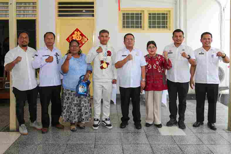 Wali Kota Pematangsiantar, Wesly Silalahi, S.H., M.Kn., menggelar ramah tamah bersama Riyan Jefri Hamonangan Lumbanbatu, atlet bela diri asal Kota Pematangsiantar, di rumah dinas wali kota, Jalan Kapten M.H. Sitorus, Kelurahan Teladan, Kecamatan Siantar Barat, Rabu, 4 Februari 2026.