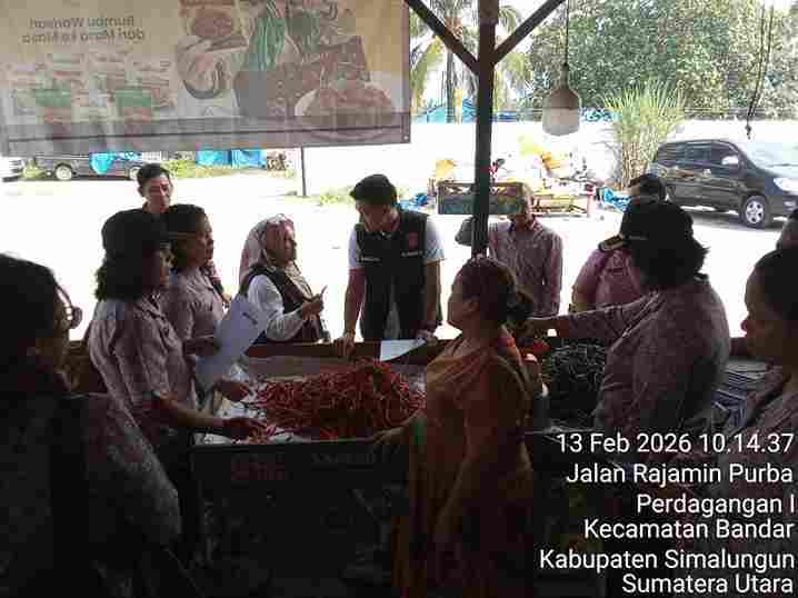 Menjelang Ramadan 1447 H, Polres Simalungun, Polda Sumatera Utara, melakukan pemantauan harga kebutuhan pokok di Pasar Perdagangan, Kabupaten Simalungun, pada Jumat, 13 Februari 2026.