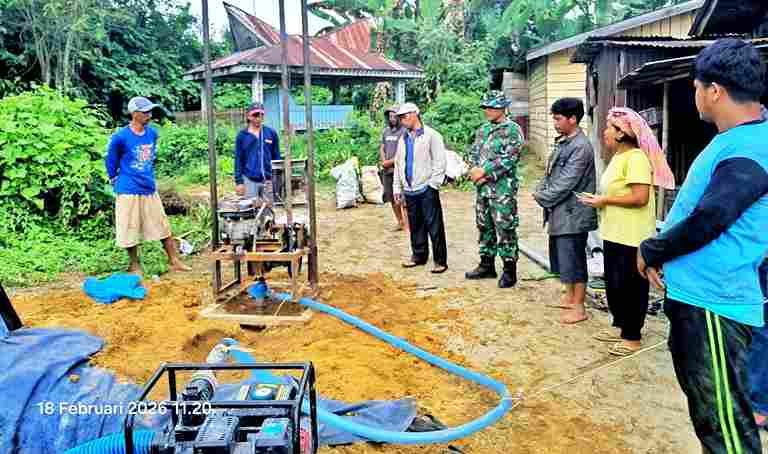 personel Satuan Tugas TNI Manunggal Membangun Desa (TMMD) Ke-127 Kodim 0207/Simalungun bersama masyarakat menggelar doa bersama sebelum memulai pengeboran sumur air bersih, Rabu, 18 Februari 2026.