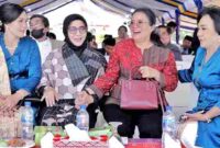 Ketua Tim Penggerak Pemberdayaan dan Kesejahteraan Keluarga (TP PKK) Kabupaten Simalungun, Ny. Hj. Darmawati Anton Achmad Saragih, menghadiri peringatan Hari Jadi ke-22 Kabupaten Samosir yang digelar di Segmen 5 Waterfront Pangururan pada Jumat, 27 Februari 2026.