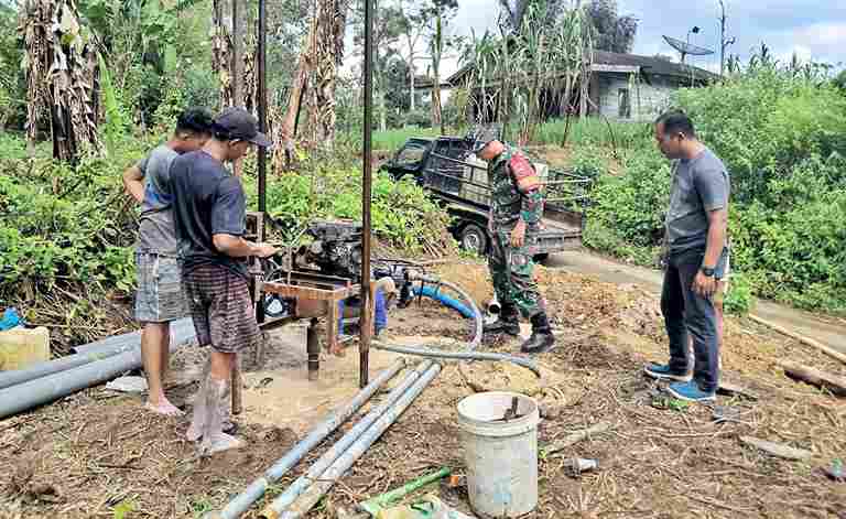 Pembangunan sumur bor oleh Satuan Tugas TNI Manunggal Membangun Desa (TMMD) ke-127 Kodim 0207/Simalungun bersama warga, pada Sabtu, 14 Februari 2026.