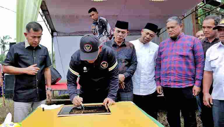 Syukuran atas selesainya pembangunan jalan rabat beton yang dibiayai secara swadaya, Sekaligus penandatanganan prasasti oleh Bupati Simalungun, Selasa, 17 Februari 2026.