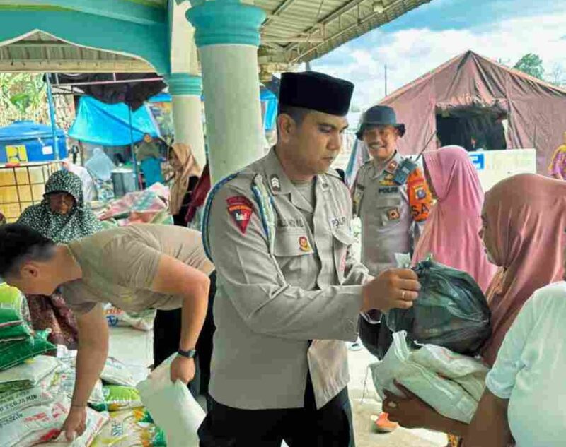 Personel Brimob Batalyon C menyalurkan 141 paket sembako dan 145 sak beras serta mengoperasikan dapur lapangan di Desa Aek Ngadol, Batang Toru, Tapanuli Selatan pada 27 Februari 2026.
