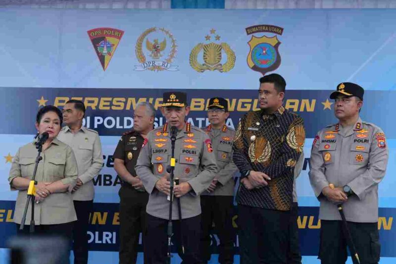 Kapolri Jenderal Polisi Drs. Listyo Sigit Prabowo, M.Si., bersama Ketua Komisi IV DPR RI, Siti Hediati Hariyadi, serta didampingi pejabat utama Polri, Kapolda Sumatera Utara, dan Gubernur Sumatera Utara, secara resmi melepas bantuan bertajuk “Polri untuk Masyarakat”.