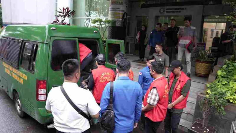 Penyidik menyerahkan tujuh tersangka beserta barang bukti kepada Jaksa Penuntut Umum (JPU) dalam proses yang dikenal sebagai Tahap II. Kamis, 12 Februari 2026.