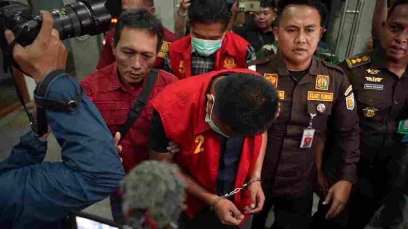 Tim Penyidik Kejaksaan Tinggi Sumatera Selatan menetapkan dan menahan dua tersangka perkara dugaan gratifikasi atau suap proyek pengembangan jaringan irigasi Ataran Air Lemutu pada Rabu, 18 Februari 2026.