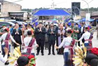 Pemerintah Kabupaten Samosir memperingati Hari Jadi ke-22 dengan mengusung tema “Samosir Rumah Kita” dan subtema “Hidup Selaras Alam, Tingkatkan Hidup Rukun Menuju Indonesia Emas 2045”. Perayaan syukur digelar di Segmen 5 Waterfront Pangururan pada Kamis, 27 Februari 2026,
