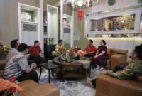 Wali Kota Medan, Rico Tri Putra Bayu Waas, untuk bersilaturahmi dengan tokoh masyarakat Tionghoa Sumatera Utara yang juga pemilik Harian Analisa, Supandi Kusuma. Kunjungan tersebut berlangsung di kediaman Supandi di Komplek Grand Polonia, Medan, pada Selasa, 17 Februari 2026.