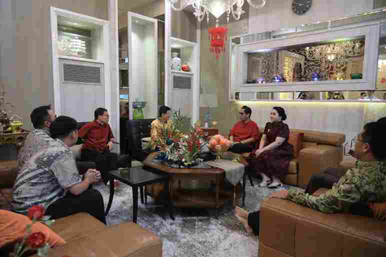 Wali Kota Medan, Rico Tri Putra Bayu Waas, untuk bersilaturahmi dengan tokoh masyarakat Tionghoa Sumatera Utara yang juga pemilik Harian Analisa, Supandi Kusuma. Kunjungan tersebut berlangsung di kediaman Supandi di Komplek Grand Polonia, Medan, pada Selasa, 17 Februari 2026.