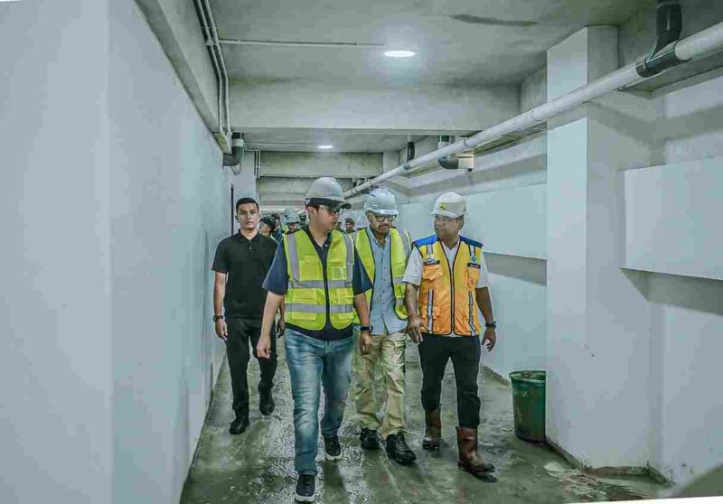 Rombongan pejabat saat di lorong beton Stadion Teladan, Senin (16/2/2026)