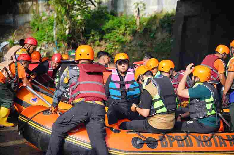 Rico meninjau lokasi menggunakan perahu karet.