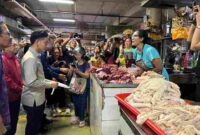 Wapres Gibran Rakabuming meninjau stabilitas harga dan transaksi non tunai di Pasar Badung Bali